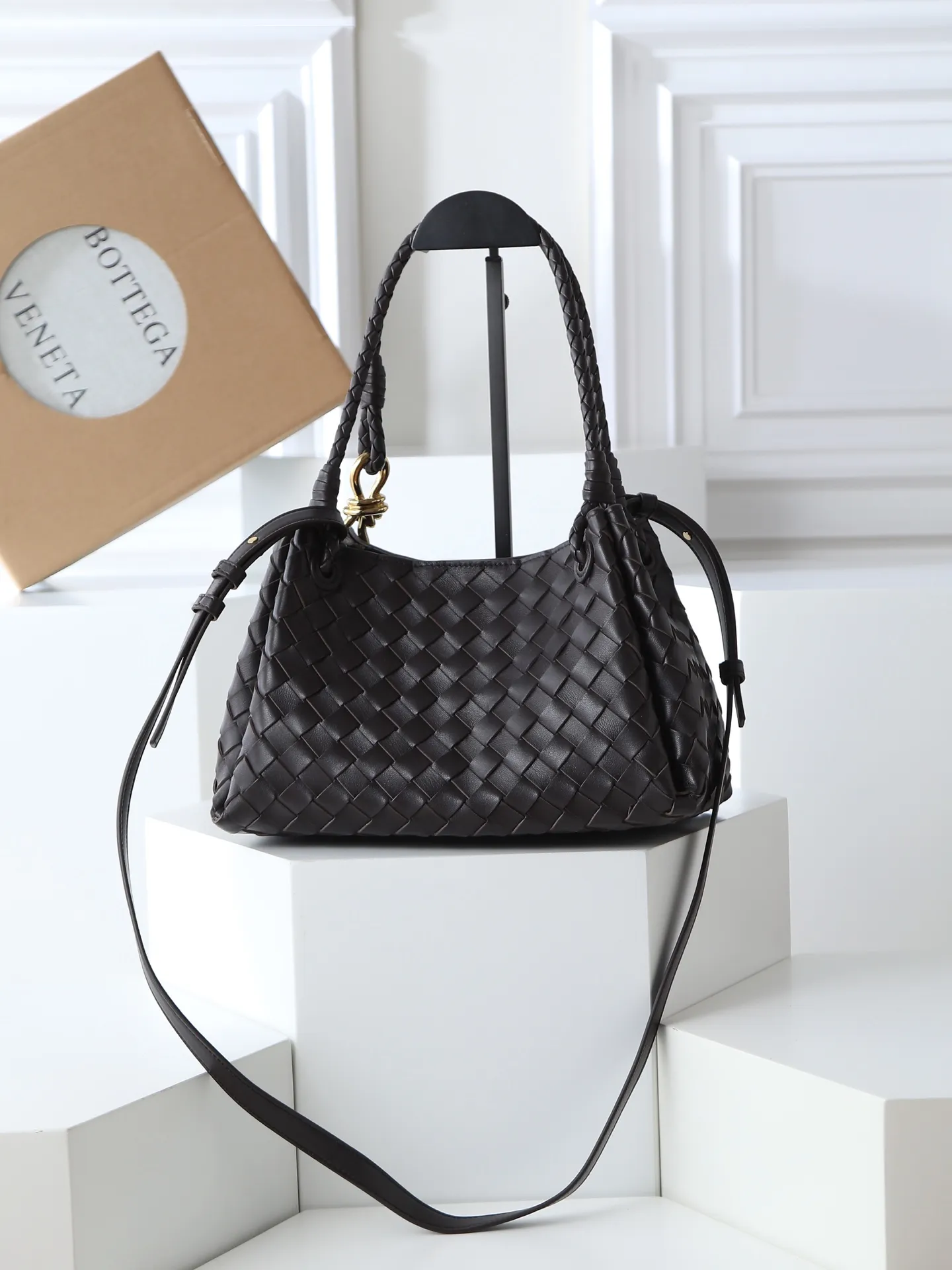 1300. BV's new intrecciato woven leather shoulder bag 🪂 835921 comes with a detachable diagonal shoulder strap and comes with a mini bag inside. The appearance retains the unique design of BV woven leather. The parachute bag is a bag that makes people fall in love before seeing the real thing. The small golden knot embellishment is full of simple and high-end sense to meet your needs in different occasions. Size: 29.5X18.5X17.5cm